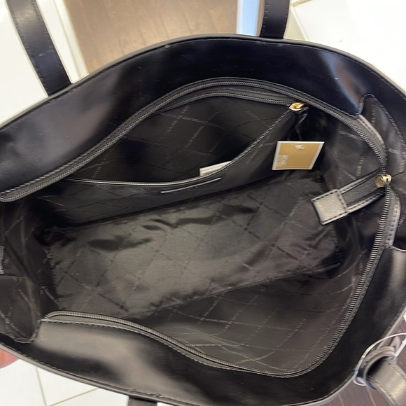 Michael Kors Jet Set Medium Two-Tone Logo Tote Shoulder Bag
BLACK COMBO
… - Picture 6 of 16